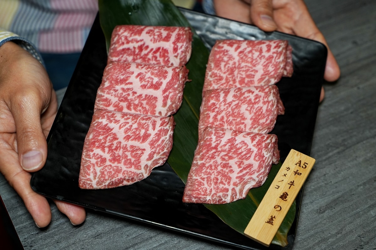 【蘆洲美食】樂樂燒肉蘆洲店 – 蘆洲高品質燒肉餐廳，連各種部位的日本A5和牛和牛都可以吃到飽！生啤酒也可以無限暢飲唷～♪