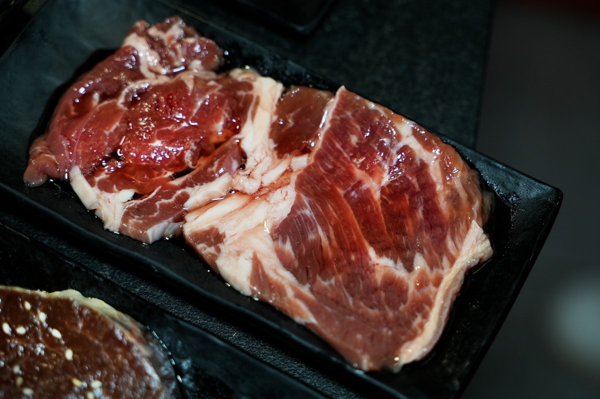 【蘆洲美食】樂樂燒肉蘆洲店 – 蘆洲高品質燒肉餐廳，連各種部位的日本A5和牛和牛都可以吃到飽！生啤酒也可以無限暢飲唷～♪