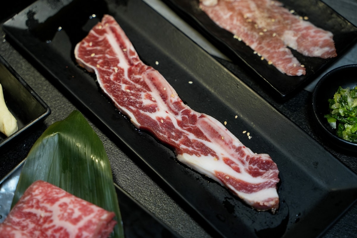 【蘆洲美食】樂樂燒肉蘆洲店 – 蘆洲高品質燒肉餐廳，連各種部位的日本A5和牛和牛都可以吃到飽！生啤酒也可以無限暢飲唷～♪