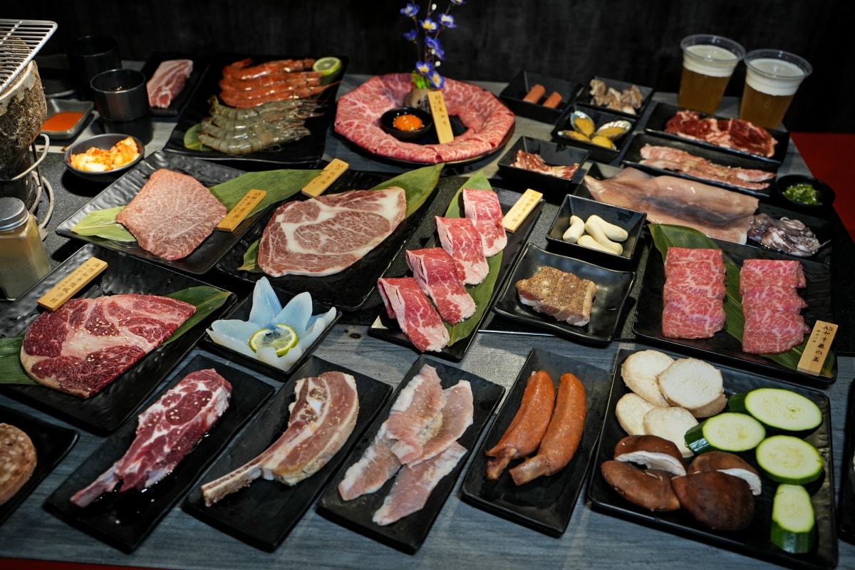 【蘆洲美食】樂樂燒肉蘆洲店 – 蘆洲高品質燒肉餐廳，連各種部位的日本A5和牛和牛都可以吃到飽！生啤酒也可以無限暢飲唷～♪