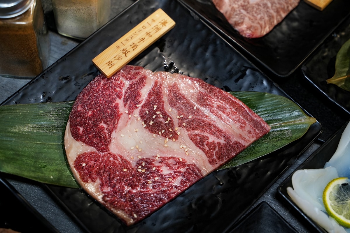 【蘆洲美食】樂樂燒肉蘆洲店 – 蘆洲高品質燒肉餐廳，連各種部位的日本A5和牛和牛都可以吃到飽！生啤酒也可以無限暢飲唷～♪