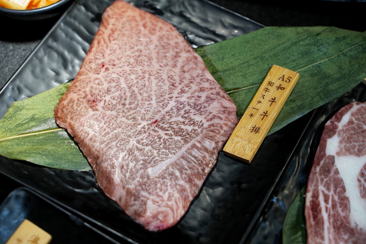 【蘆洲美食】樂樂燒肉蘆洲店 – 蘆洲高品質燒肉餐廳，連各種部位的日本A5和牛和牛都可以吃到飽！生啤酒也可以無限暢飲唷～♪