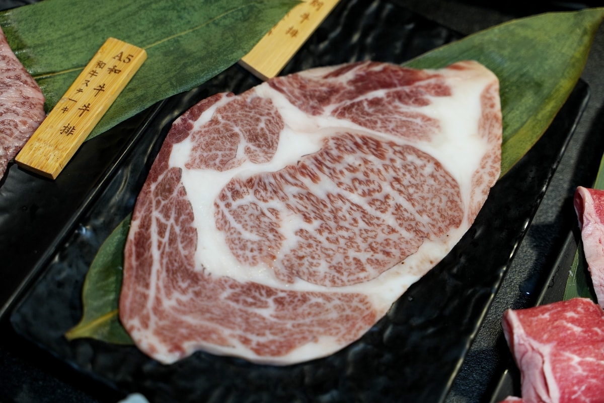 【蘆洲美食】樂樂燒肉蘆洲店 – 蘆洲高品質燒肉餐廳，連各種部位的日本A5和牛和牛都可以吃到飽！生啤酒也可以無限暢飲唷～♪