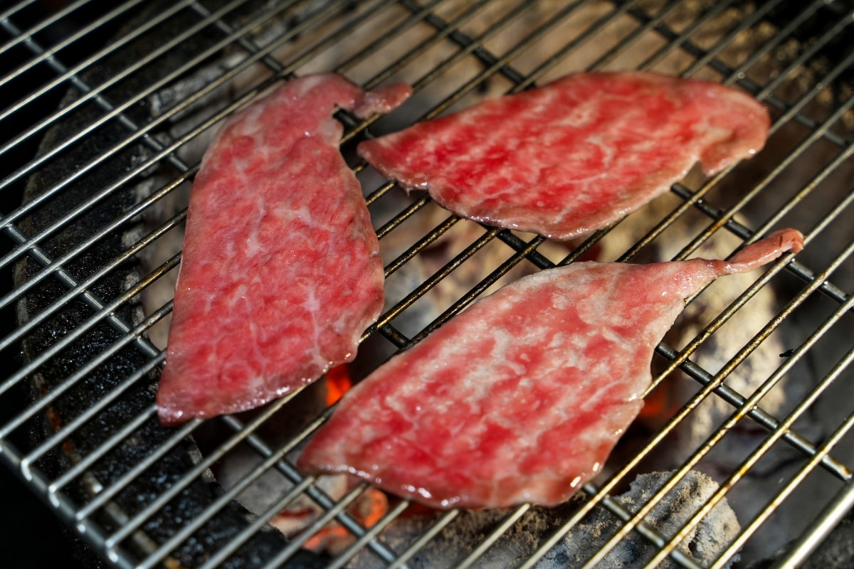 【蘆洲美食】樂樂燒肉蘆洲店 – 蘆洲高品質燒肉餐廳，連各種部位的日本A5和牛和牛都可以吃到飽！生啤酒也可以無限暢飲唷～♪