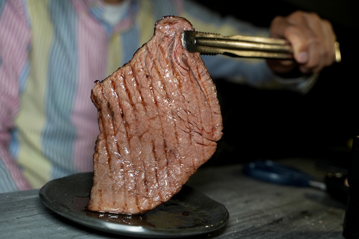 【蘆洲美食】樂樂燒肉蘆洲店 – 蘆洲高品質燒肉餐廳，連各種部位的日本A5和牛和牛都可以吃到飽！生啤酒也可以無限暢飲唷～♪