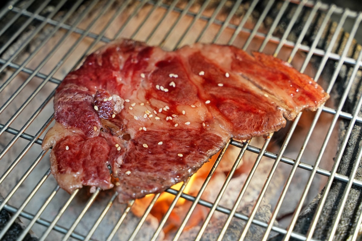 【蘆洲美食】樂樂燒肉蘆洲店 – 蘆洲高品質燒肉餐廳，連各種部位的日本A5和牛和牛都可以吃到飽！生啤酒也可以無限暢飲唷～♪