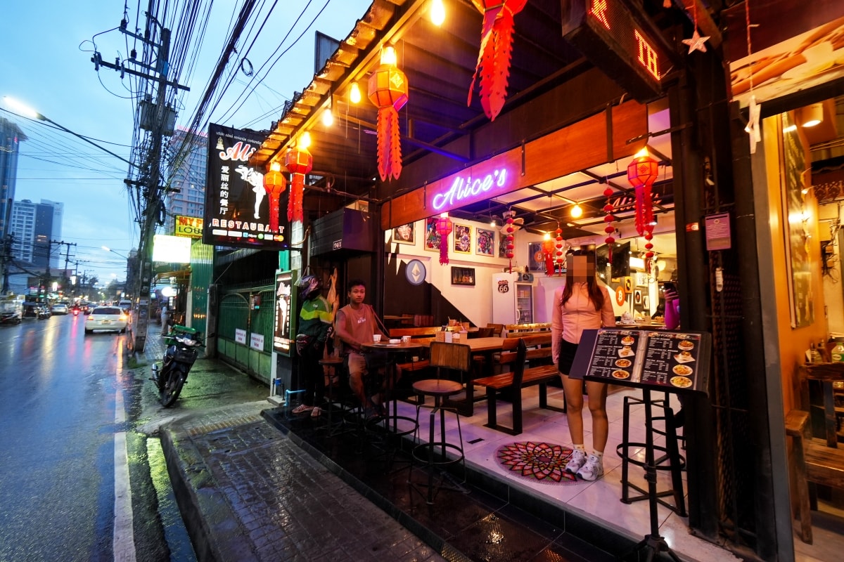 【清邁美食】Alice’s Restaurant – 風格一言難盡的人氣餐廳，服務生都是短褲辣妹，但老少咸宜且餐點多元，連減脂餐、排毒飲料都有賣！