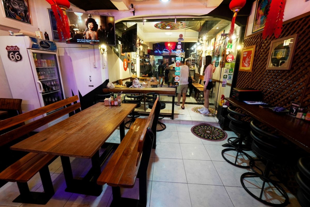 【清邁美食】Alice’s Restaurant – 風格一言難盡的人氣餐廳，服務生都是短褲辣妹，但老少咸宜且餐點多元，連減脂餐、排毒飲料都有賣！