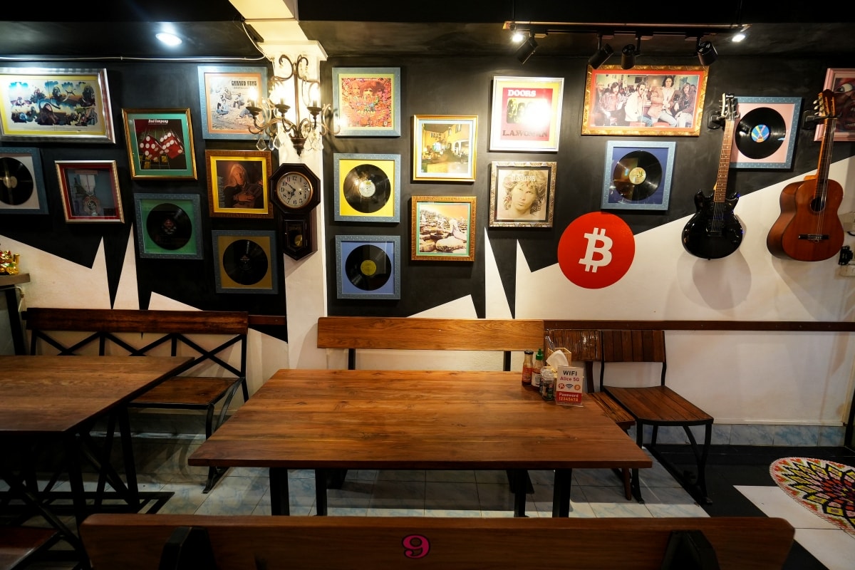 【清邁美食】Alice’s Restaurant – 風格一言難盡的人氣餐廳，服務生都是短褲辣妹，但老少咸宜且餐點多元，連減脂餐、排毒飲料都有賣！