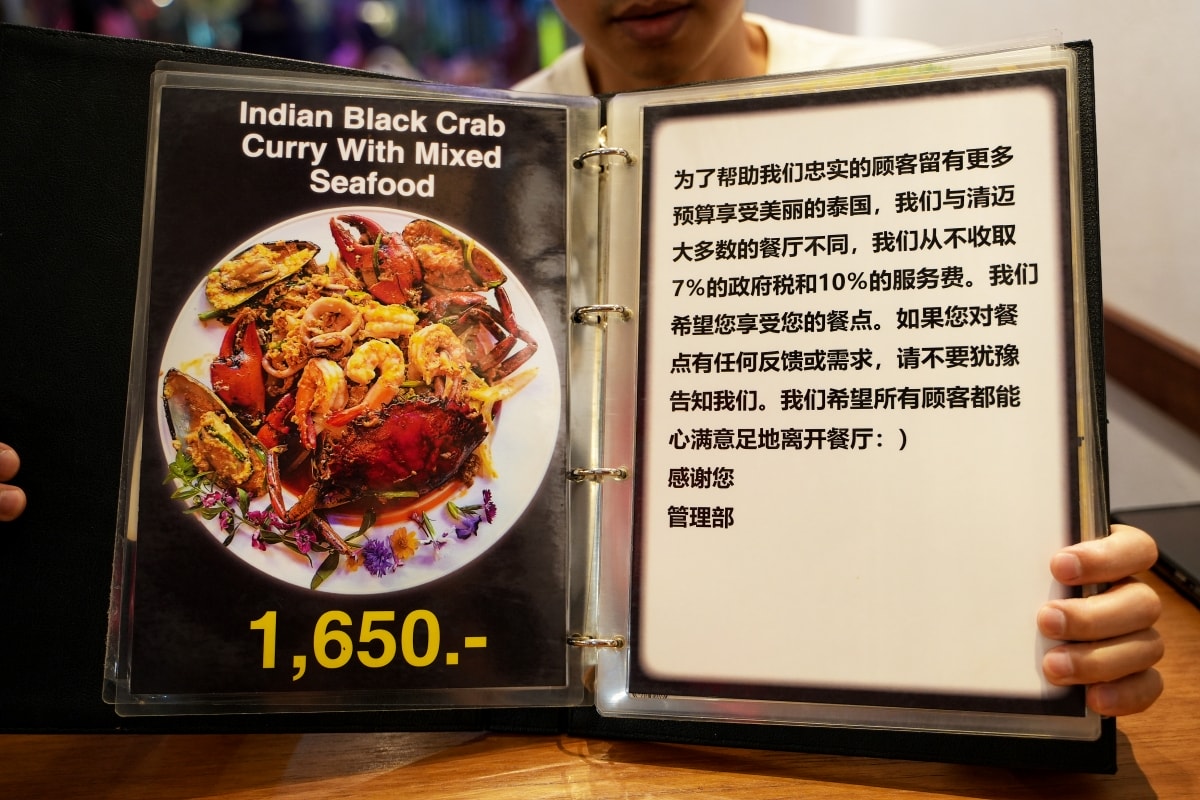 【清邁美食】Alice’s Restaurant – 風格一言難盡的人氣餐廳，服務生都是短褲辣妹，但老少咸宜且餐點多元，連減脂餐、排毒飲料都有賣！