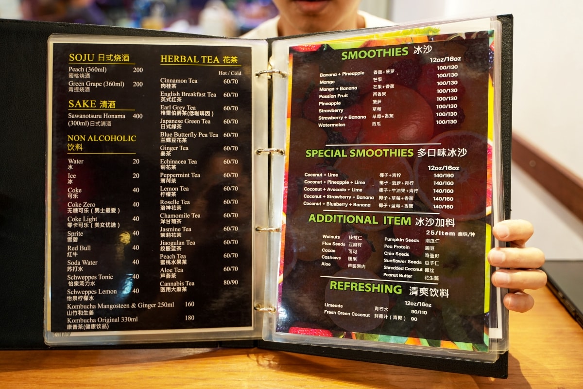 【清邁美食】Alice’s Restaurant – 風格一言難盡的人氣餐廳，服務生都是短褲辣妹，但老少咸宜且餐點多元，連減脂餐、排毒飲料都有賣！