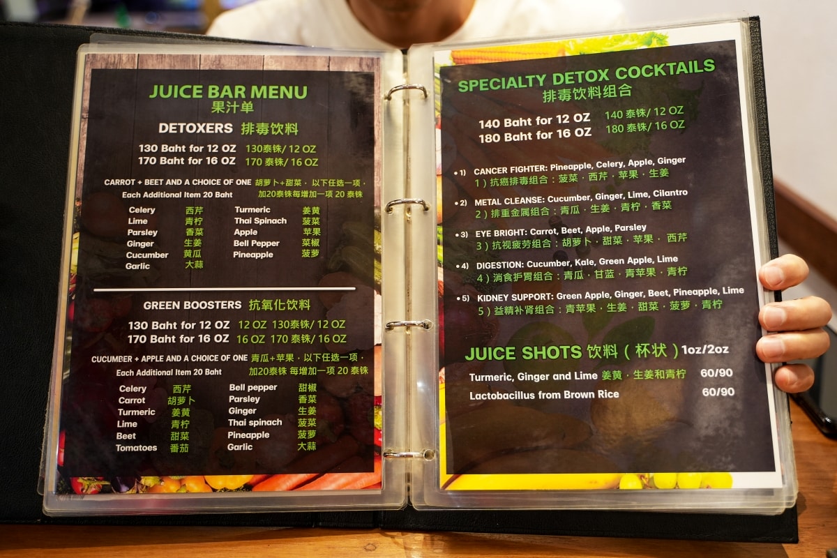 【清邁美食】Alice’s Restaurant – 風格一言難盡的人氣餐廳，服務生都是短褲辣妹，但老少咸宜且餐點多元，連減脂餐、排毒飲料都有賣！