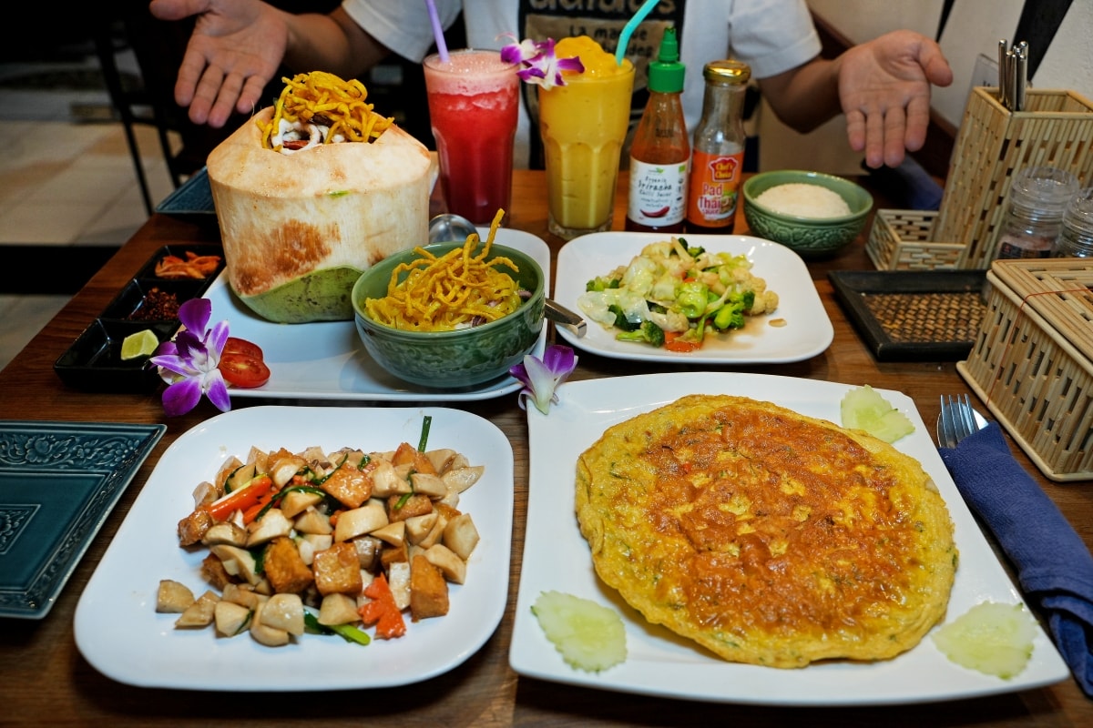 【清邁美食】Alice’s Restaurant – 風格一言難盡的人氣餐廳，服務生都是短褲辣妹，但老少咸宜且餐點多元，連減脂餐、排毒飲料都有賣！