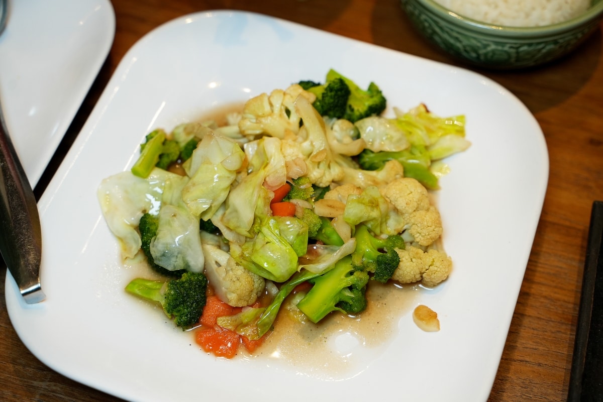 【清邁美食】Alice’s Restaurant – 風格一言難盡的人氣餐廳，服務生都是短褲辣妹，但老少咸宜且餐點多元，連減脂餐、排毒飲料都有賣！