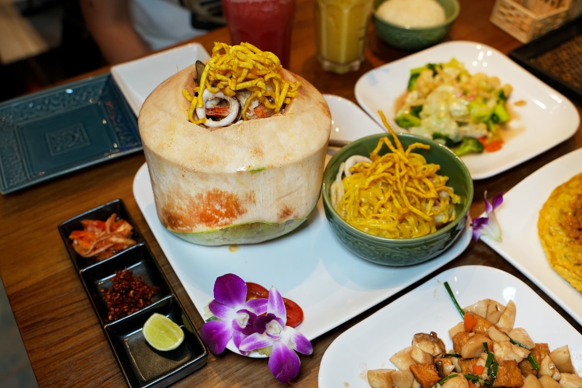 【清邁美食】Alice’s Restaurant – 風格一言難盡的人氣餐廳，服務生都是短褲辣妹，但老少咸宜且餐點多元，連減脂餐、排毒飲料都有賣！