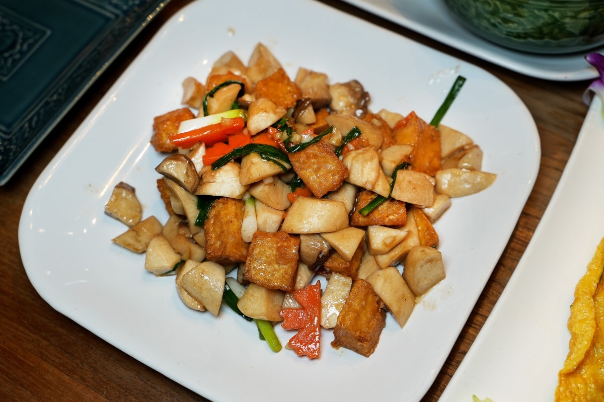 【清邁美食】Alice’s Restaurant – 風格一言難盡的人氣餐廳，服務生都是短褲辣妹，但老少咸宜且餐點多元，連減脂餐、排毒飲料都有賣！