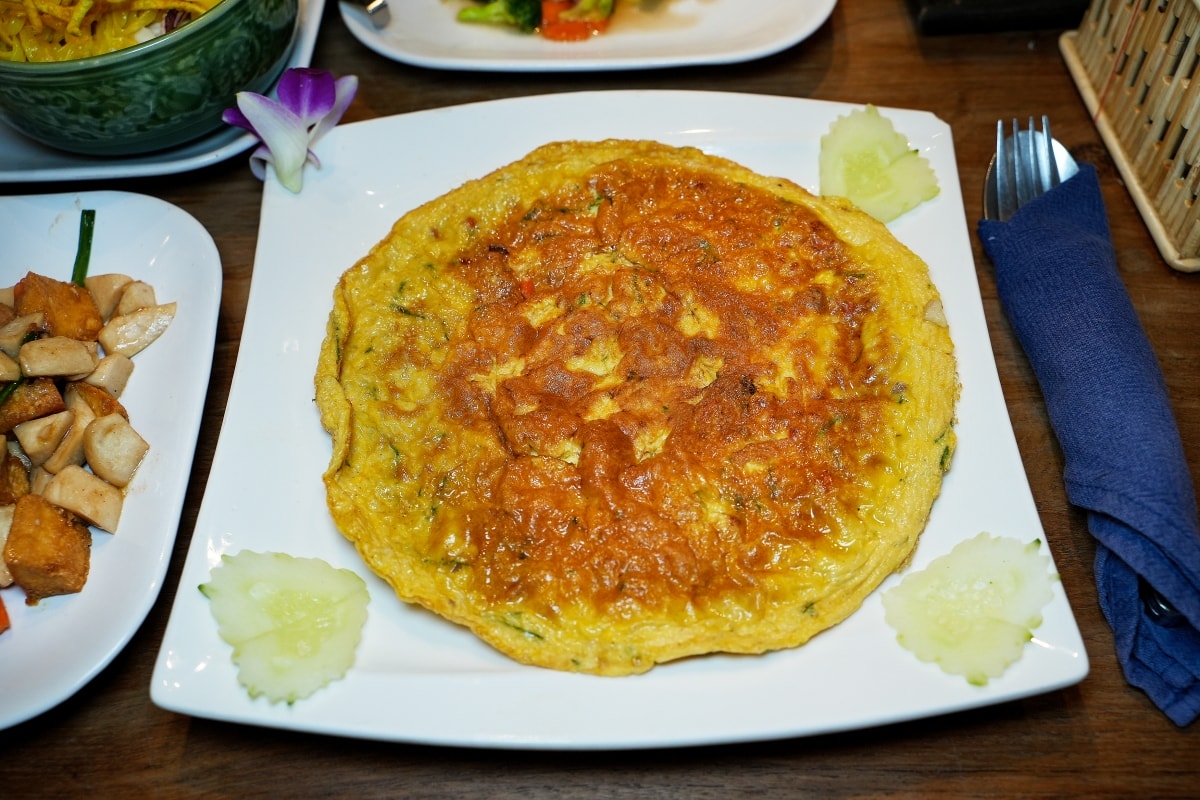 【清邁美食】Alice’s Restaurant – 風格一言難盡的人氣餐廳，服務生都是短褲辣妹，但老少咸宜且餐點多元，連減脂餐、排毒飲料都有賣！
