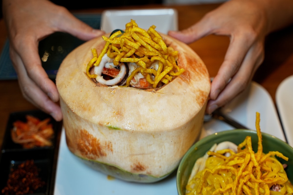 【清邁美食】Alice’s Restaurant – 風格一言難盡的人氣餐廳，服務生都是短褲辣妹，但老少咸宜且餐點多元，連減脂餐、排毒飲料都有賣！