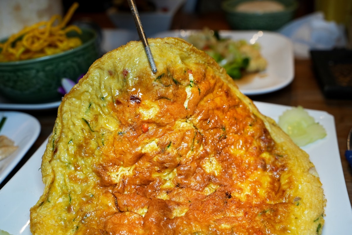 【清邁美食】Alice’s Restaurant – 風格一言難盡的人氣餐廳，服務生都是短褲辣妹，但老少咸宜且餐點多元，連減脂餐、排毒飲料都有賣！