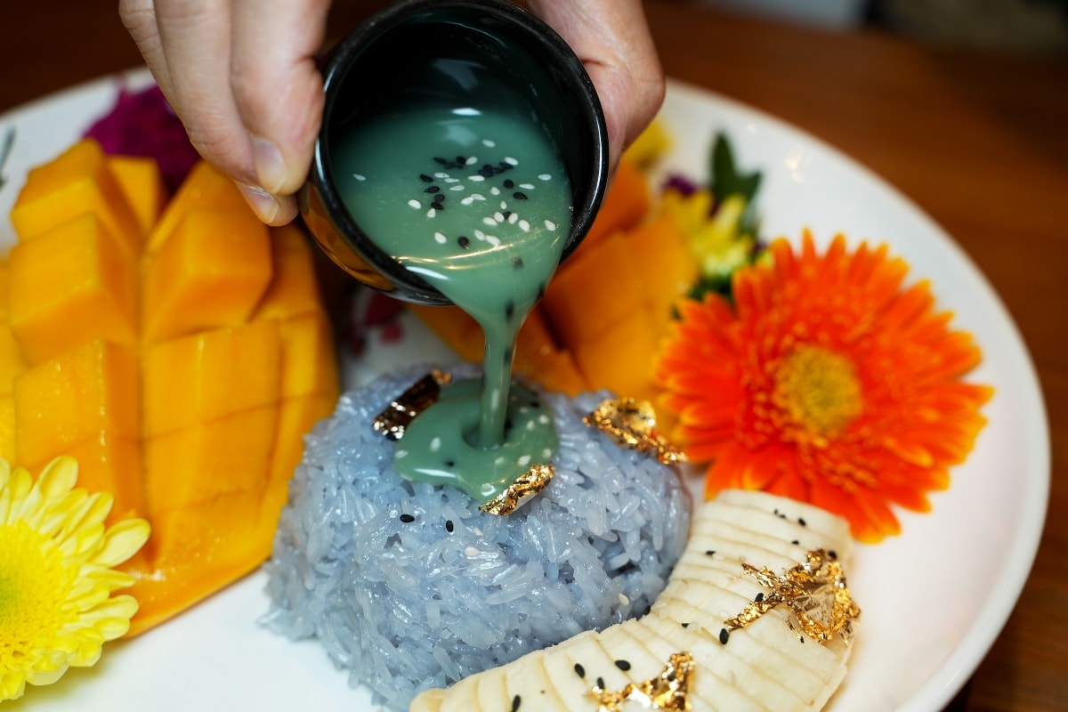 【清邁美食】Alice’s Restaurant – 風格一言難盡的人氣餐廳，服務生都是短褲辣妹，但老少咸宜且餐點多元，連減脂餐、排毒飲料都有賣！