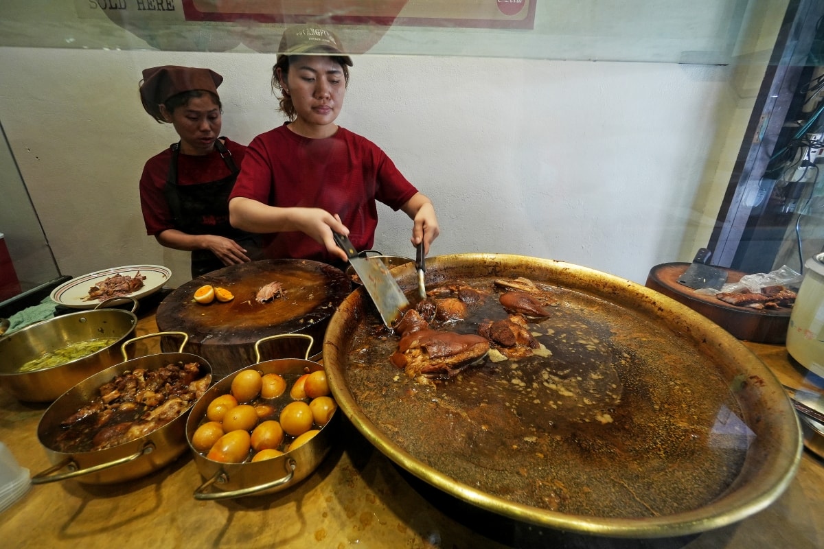 【曼谷美食】Nai-Mak Trok Soong Pork Knuckle – 曼谷石龍軍路巷弄內隱藏版豬腳飯，承襲老店好手藝，價格一樣平實但用餐環境比較讚