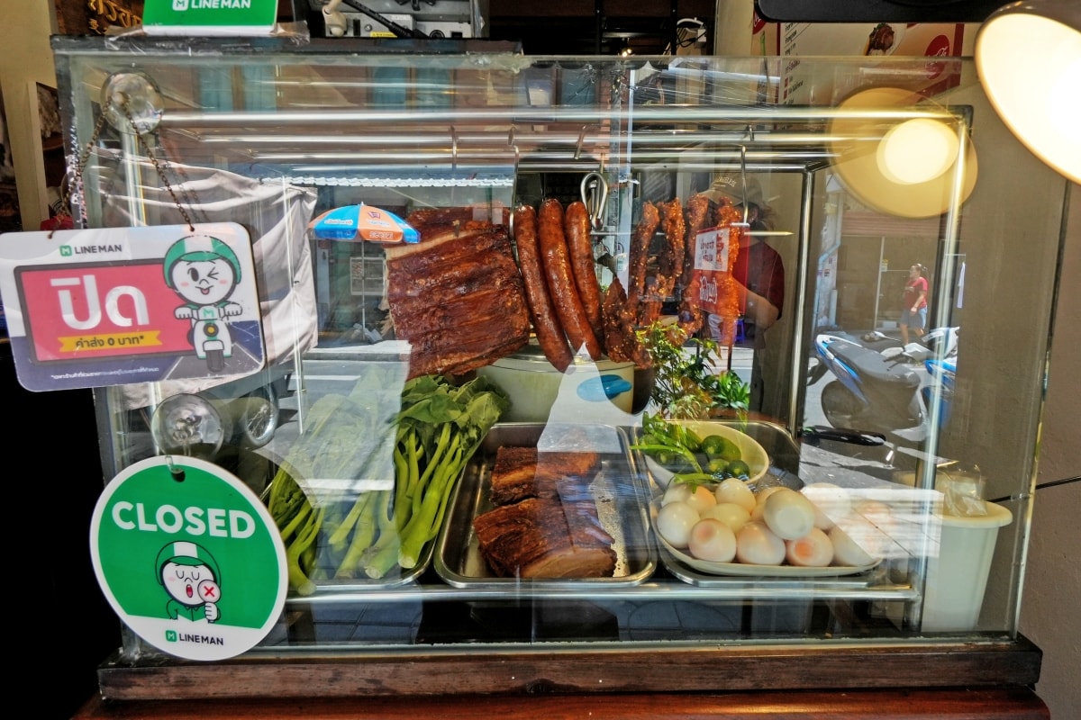 【曼谷美食】Nai-Mak Trok Soong Pork Knuckle – 曼谷石龍軍路巷弄內隱藏版豬腳飯，承襲老店好手藝，價格一樣平實但用餐環境比較讚