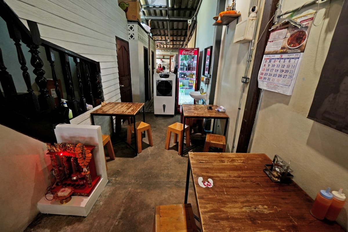 【曼谷美食】Nai-Mak Trok Soong Pork Knuckle – 曼谷石龍軍路巷弄內隱藏版豬腳飯，承襲老店好手藝，價格一樣平實但用餐環境比較讚