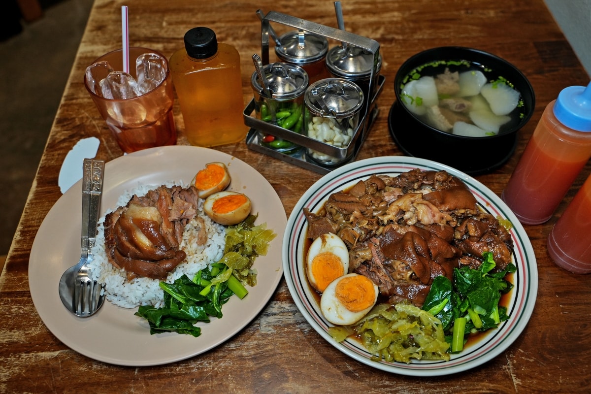 【曼谷美食】Nai-Mak Trok Soong Pork Knuckle – 曼谷石龍軍路巷弄內隱藏版豬腳飯，承襲老店好手藝，價格一樣平實但用餐環境比較讚
