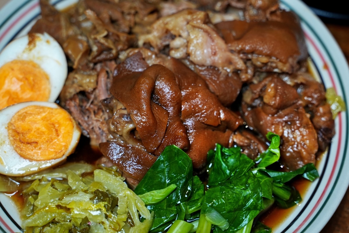 【曼谷美食】Nai-Mak Trok Soong Pork Knuckle – 曼谷石龍軍路巷弄內隱藏版豬腳飯，承襲老店好手藝，價格一樣平實但用餐環境比較讚