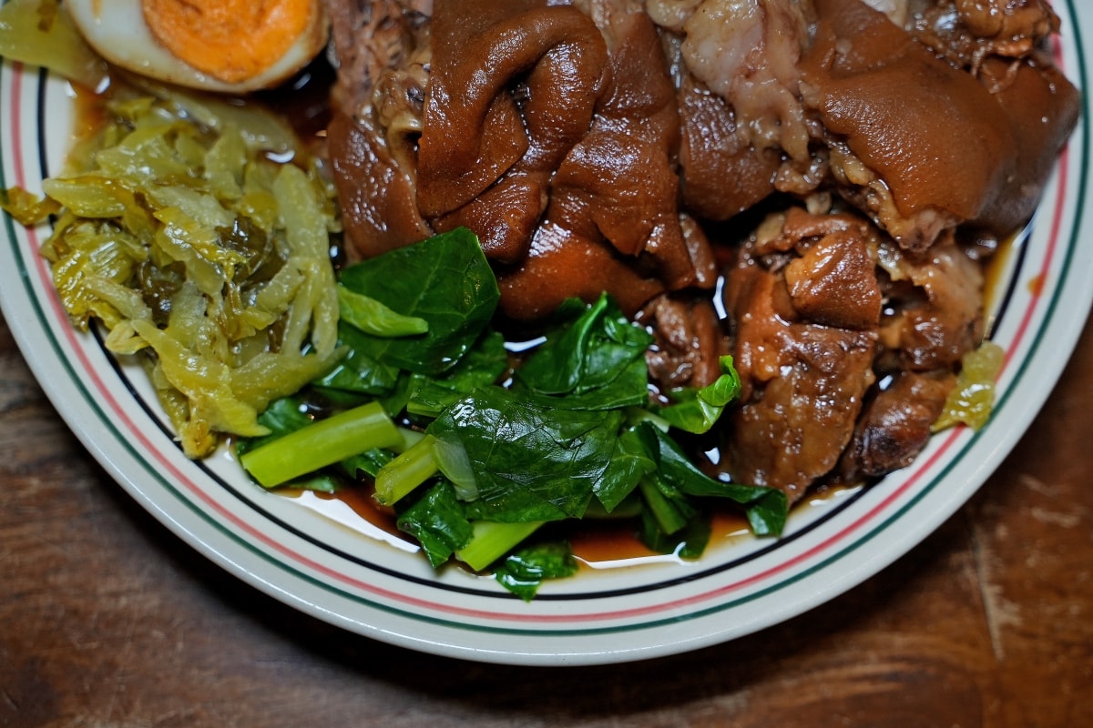 【曼谷美食】Nai-Mak Trok Soong Pork Knuckle – 曼谷石龍軍路巷弄內隱藏版豬腳飯，承襲老店好手藝，價格一樣平實但用餐環境比較讚