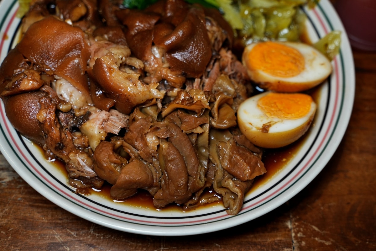 【曼谷美食】Nai-Mak Trok Soong Pork Knuckle – 曼谷石龍軍路巷弄內隱藏版豬腳飯，承襲老店好手藝，價格一樣平實但用餐環境比較讚