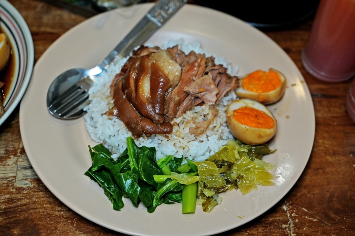 【曼谷美食】Nai-Mak Trok Soong Pork Knuckle – 曼谷石龍軍路巷弄內隱藏版豬腳飯，承襲老店好手藝，價格一樣平實但用餐環境比較讚