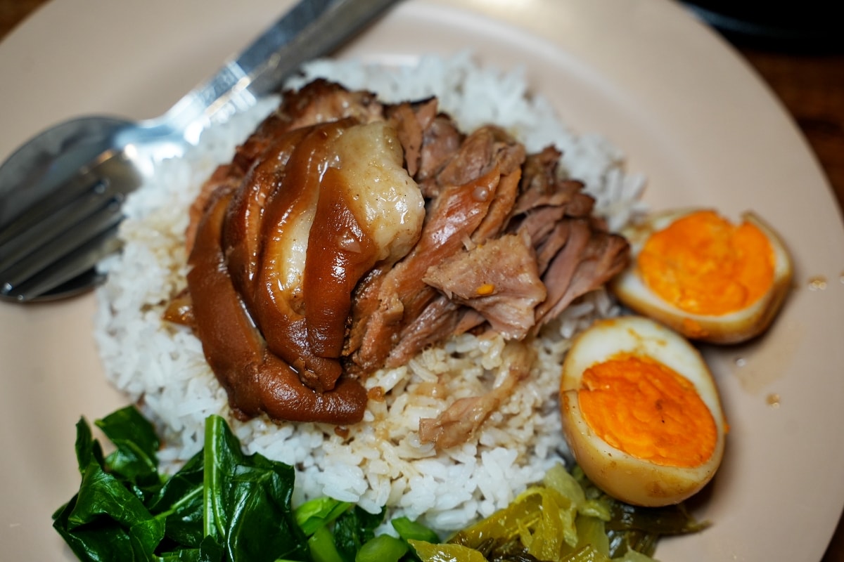 【曼谷美食】Nai-Mak Trok Soong Pork Knuckle – 曼谷石龍軍路巷弄內隱藏版豬腳飯，承襲老店好手藝，價格一樣平實但用餐環境比較讚