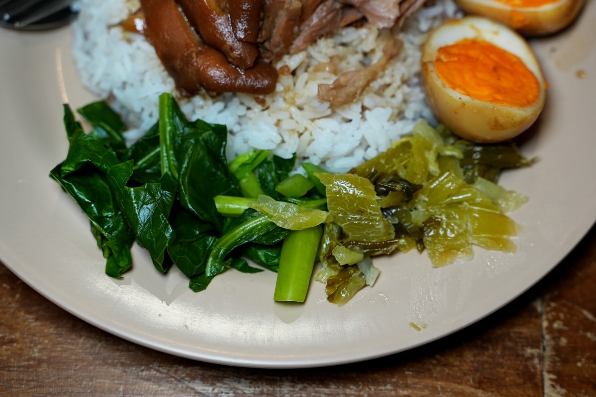 【曼谷美食】Nai-Mak Trok Soong Pork Knuckle – 曼谷石龍軍路巷弄內隱藏版豬腳飯，承襲老店好手藝，價格一樣平實但用餐環境比較讚