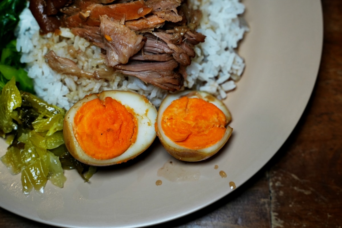 【曼谷美食】Nai-Mak Trok Soong Pork Knuckle – 曼谷石龍軍路巷弄內隱藏版豬腳飯，承襲老店好手藝，價格一樣平實但用餐環境比較讚