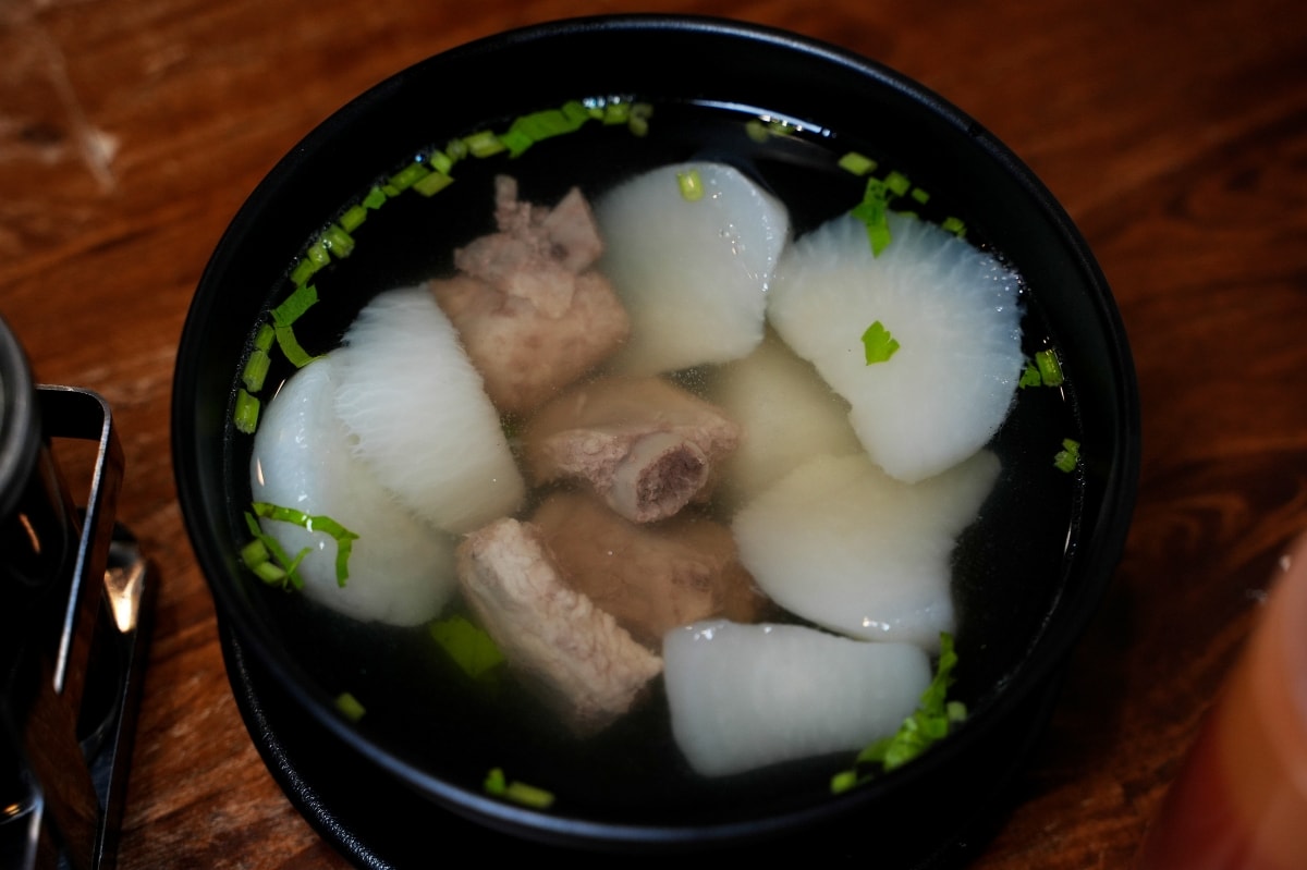 【曼谷美食】Nai-Mak Trok Soong Pork Knuckle – 曼谷石龍軍路巷弄內隱藏版豬腳飯，承襲老店好手藝，價格一樣平實但用餐環境比較讚