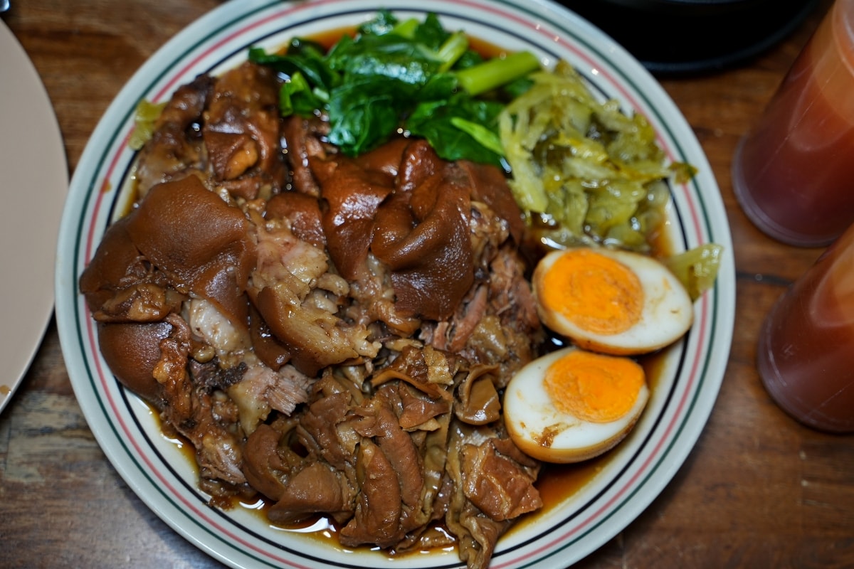 【曼谷美食】Nai-Mak Trok Soong Pork Knuckle – 曼谷石龍軍路巷弄內隱藏版豬腳飯，承襲老店好手藝，價格一樣平實但用餐環境比較讚