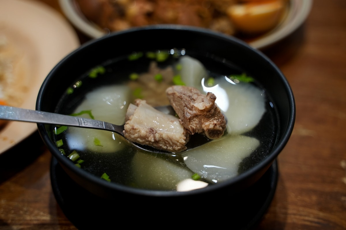 【曼谷美食】Nai-Mak Trok Soong Pork Knuckle – 曼谷石龍軍路巷弄內隱藏版豬腳飯，承襲老店好手藝，價格一樣平實但用餐環境比較讚
