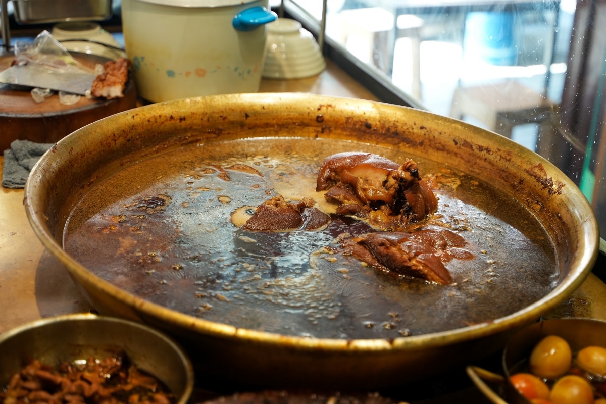【曼谷美食】Nai-Mak Trok Soong Pork Knuckle – 曼谷石龍軍路巷弄內隱藏版豬腳飯，承襲老店好手藝，價格一樣平實但用餐環境比較讚