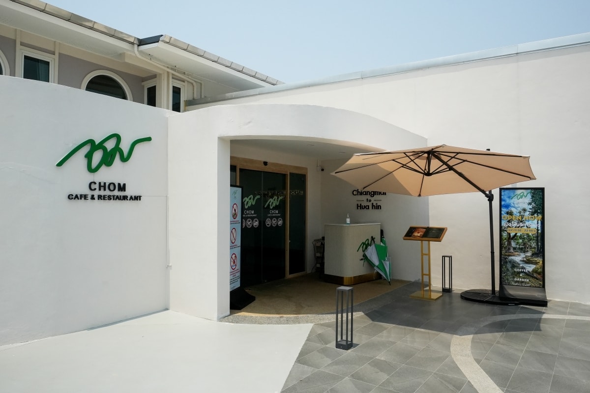 【華欣美食】Chom Cafe And Restaurant Hua Hin – 清邁超人氣熱帶雨林風餐廳在華欣也有分店!一樣造景很有秘境感,愛拍美照的朋友必訪喔~ - 第2張圖 【華欣美食】Chom Cafe And Restaurant Hua Hin – 清邁超人氣熱帶雨林風餐廳在華欣也有分店!一樣造景很有秘境感,愛拍美照的朋友必訪喔~