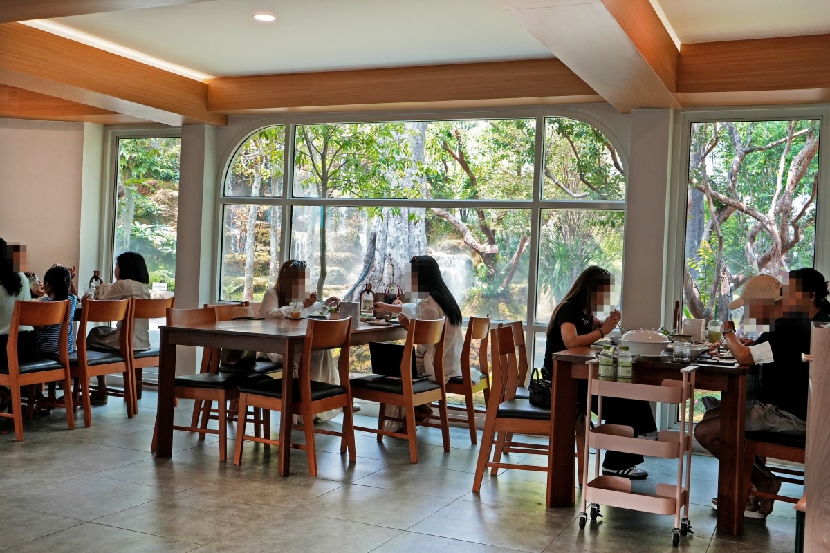 【華欣美食】Chom Cafe And Restaurant Hua Hin – 清邁超人氣熱帶雨林風餐廳在華欣也有分店!一樣造景很有秘境感,愛拍美照的朋友必訪喔~ - 第6張圖 【華欣美食】Chom Cafe And Restaurant Hua Hin – 清邁超人氣熱帶雨林風餐廳在華欣也有分店!一樣造景很有秘境感,愛拍美照的朋友必訪喔~