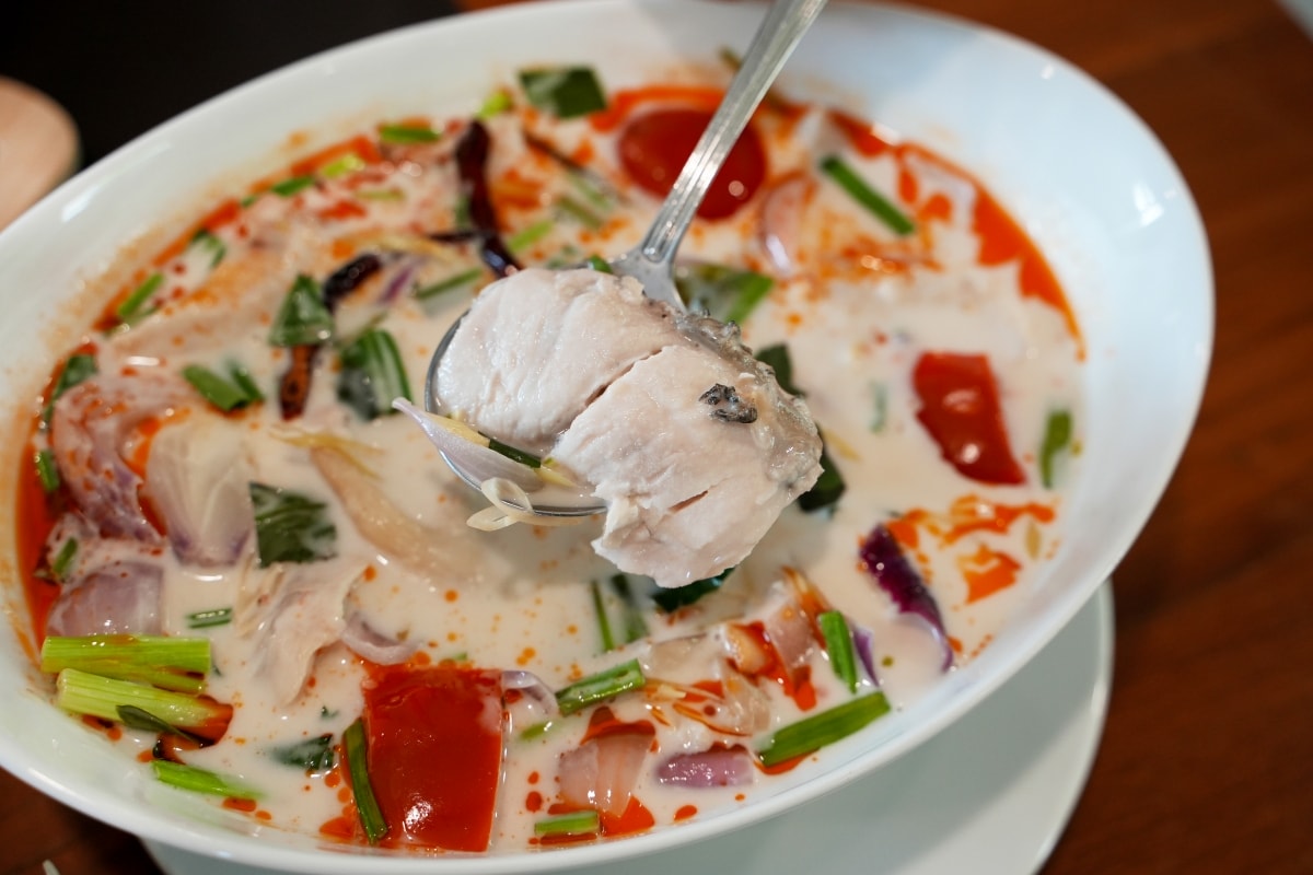 【華欣美食】Chom Cafe And Restaurant Hua Hin – 清邁超人氣熱帶雨林風餐廳在華欣也有分店!一樣造景很有秘境感,愛拍美照的朋友必訪喔~ - 第21張圖 【華欣美食】Chom Cafe And Restaurant Hua Hin – 清邁超人氣熱帶雨林風餐廳在華欣也有分店!一樣造景很有秘境感,愛拍美照的朋友必訪喔~