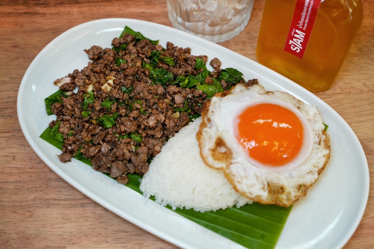 【曼谷美食】GAPOW TAPAE – 把打拋飯做到極致的超人氣排隊店！乾式熟成45天的打拋牛飯、用了卡羅來納死神辣椒的打拋飯這裡都吃得到