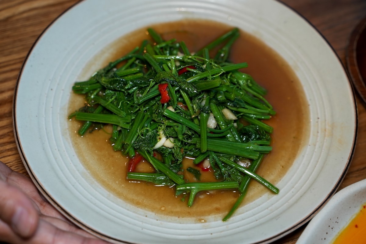 【曼谷美食】Savoey 上味泰 – 黃咖哩炒蟹肉跟酥炸海鱸魚都是超人氣招牌菜！Terminal 21店燈光美、氣氛佳，避開熱門用餐時段比較不用排隊