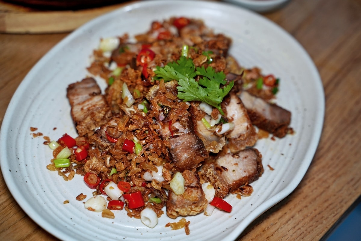 【曼谷美食】Savoey 上味泰 – 黃咖哩炒蟹肉跟酥炸海鱸魚都是超人氣招牌菜！Terminal 21店燈光美、氣氛佳，避開熱門用餐時段比較不用排隊