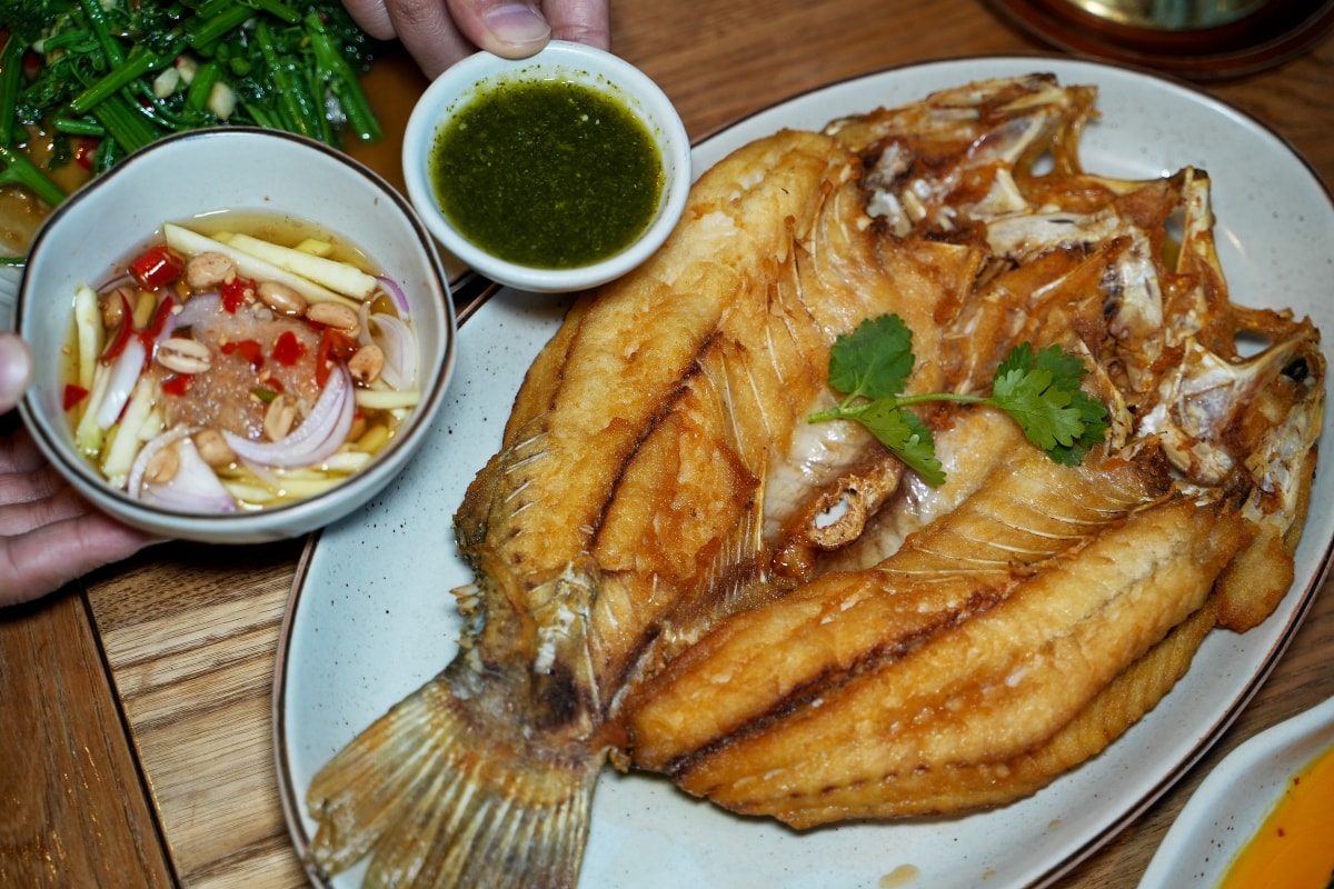 【曼谷美食】Savoey 上味泰 – 黃咖哩炒蟹肉跟酥炸海鱸魚都是超人氣招牌菜！Terminal 21店燈光美、氣氛佳，避開熱門用餐時段比較不用排隊