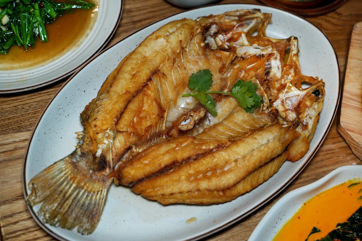 【曼谷美食】Savoey 上味泰 – 黃咖哩炒蟹肉跟酥炸海鱸魚都是超人氣招牌菜！Terminal 21店燈光美、氣氛佳，避開熱門用餐時段比較不用排隊