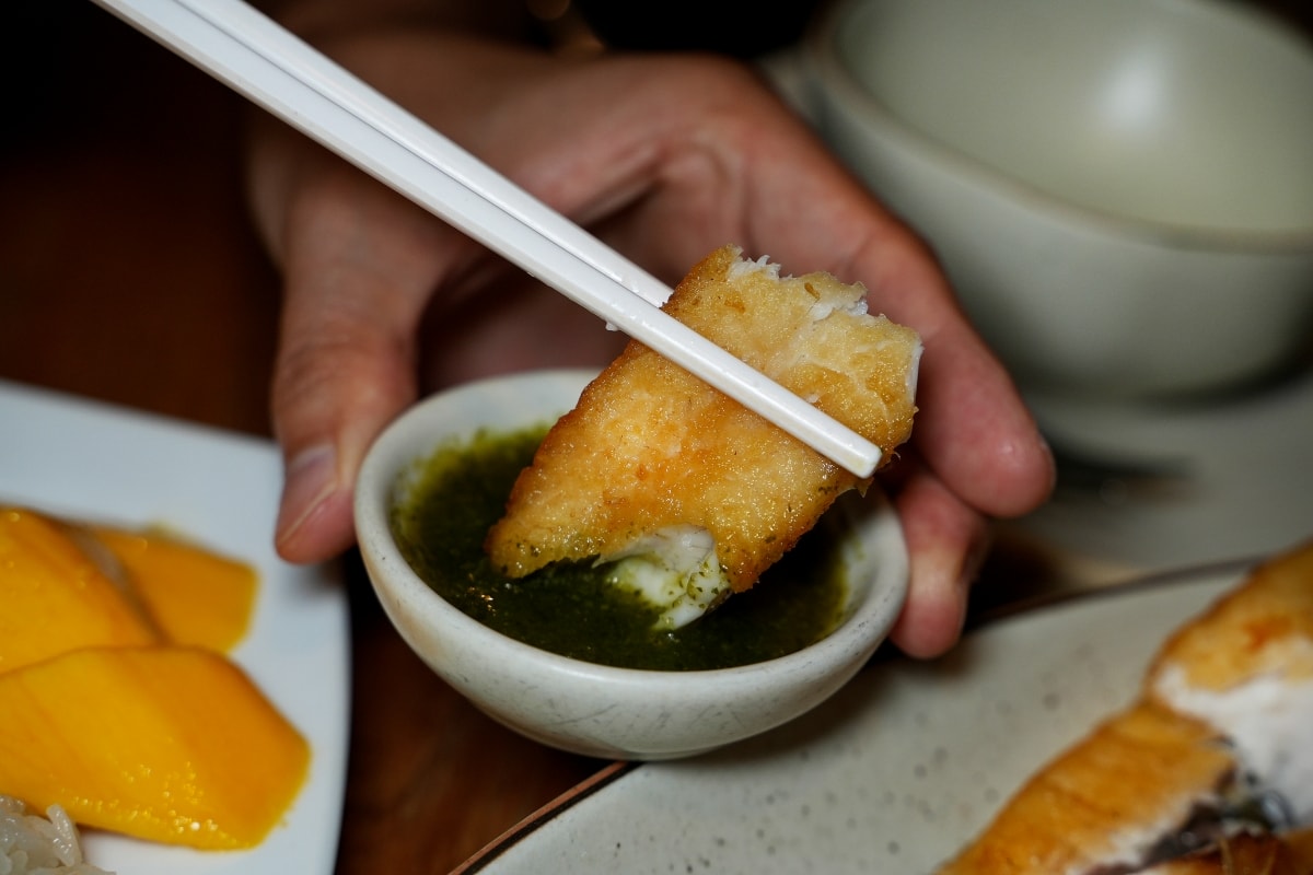 【曼谷美食】Savoey 上味泰 – 黃咖哩炒蟹肉跟酥炸海鱸魚都是超人氣招牌菜！Terminal 21店燈光美、氣氛佳，避開熱門用餐時段比較不用排隊