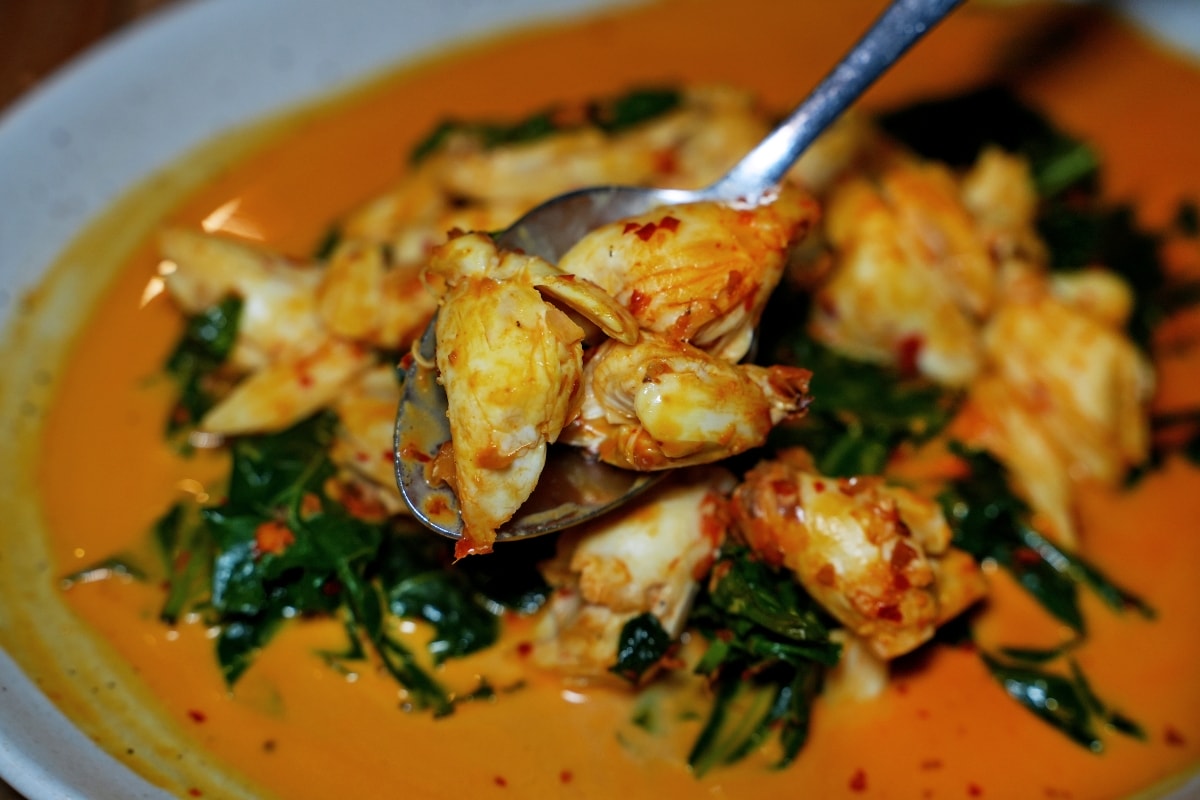 【曼谷美食】Savoey 上味泰 – 黃咖哩炒蟹肉跟酥炸海鱸魚都是超人氣招牌菜！Terminal 21店燈光美、氣氛佳，避開熱門用餐時段比較不用排隊