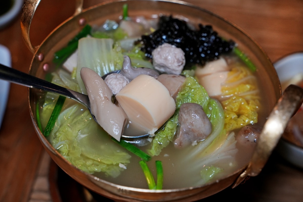 【曼谷美食】Savoey 上味泰 – 黃咖哩炒蟹肉跟酥炸海鱸魚都是超人氣招牌菜！Terminal 21店燈光美、氣氛佳，避開熱門用餐時段比較不用排隊
